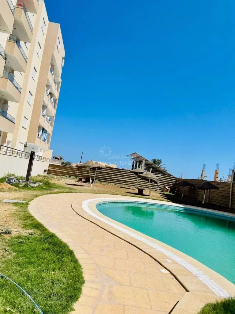 À Louer : Appartement S+3 avec Jardin à Tantana – Résidence Sécurisée avec Piscine
