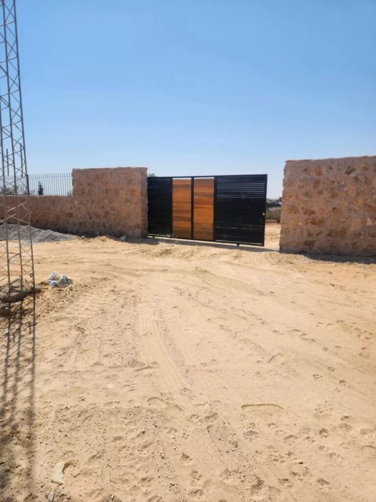 Terrain dans un Compound