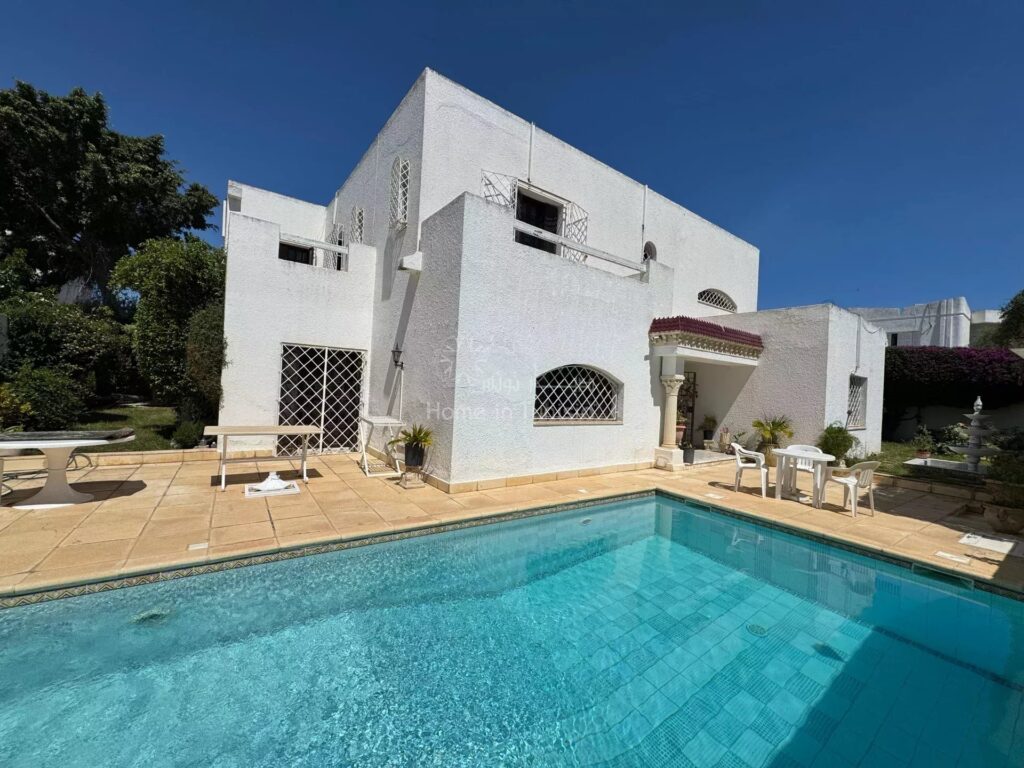 🏡 فيلا فاخرة للبيع في المرسى مع مسبح وحديقة – طراز معماري استعماري – 9 غرف – فرصة نادرة