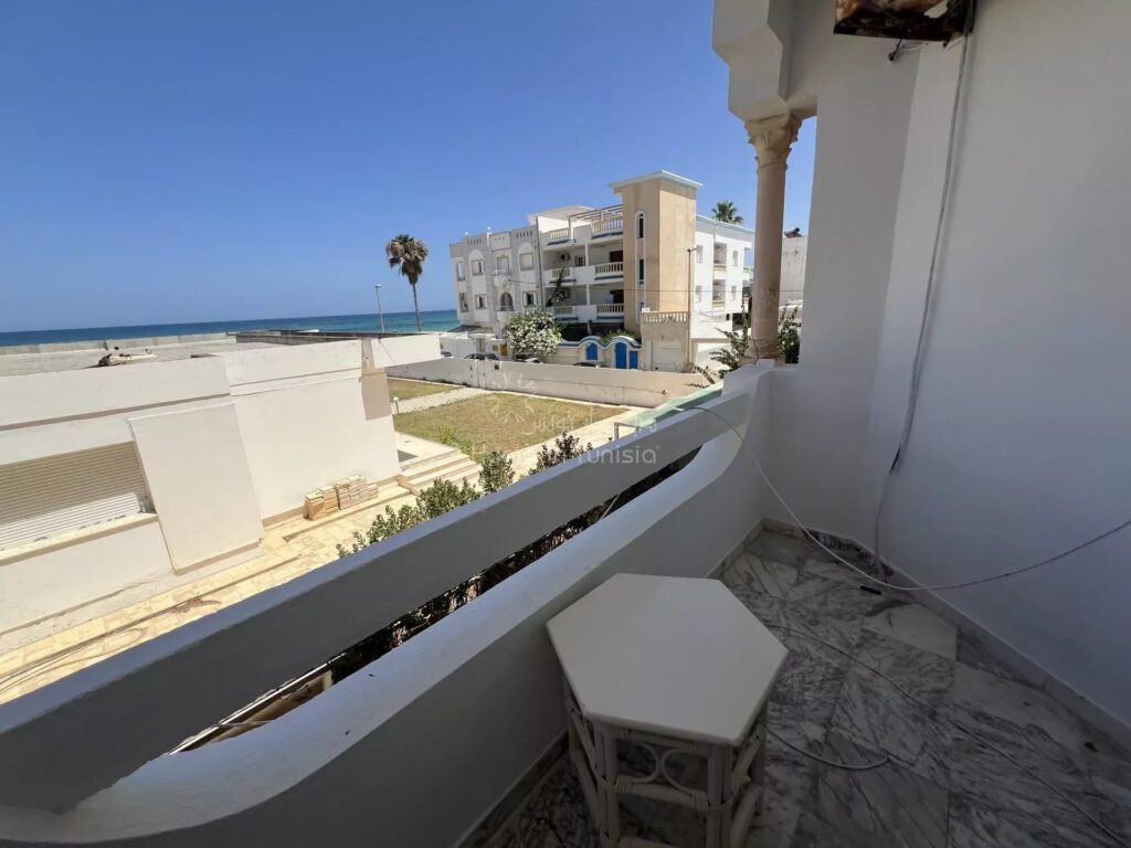 À LOUER – Appartement S+2 en location annuelle à Kantaoui, accès immédiat à la plage