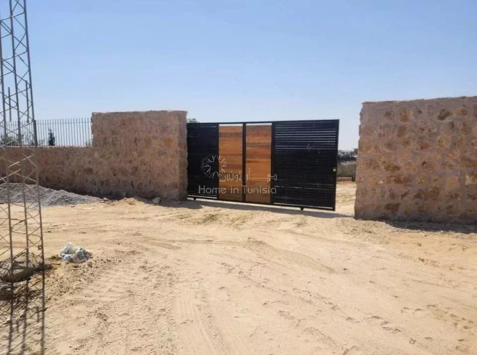 Terrain dans un Compound