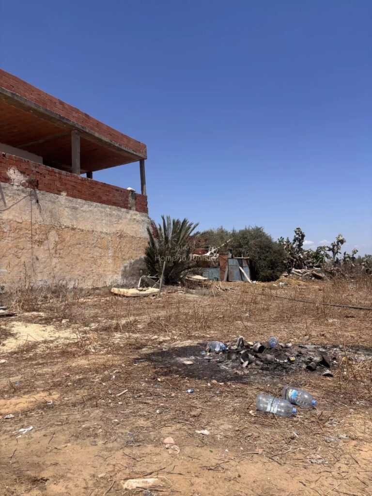 📍 للبيع – أرض مساحتها 350 متر مربع بإطلالة على البحر والمدينة – موقع استراتيجي في شط مريم