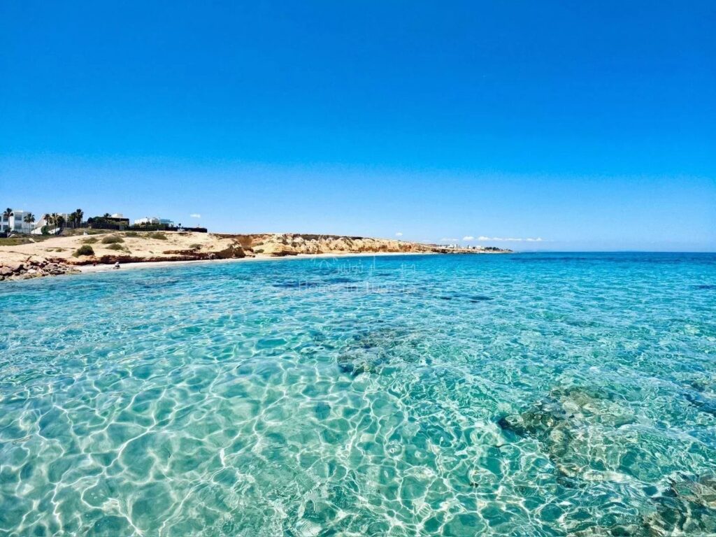 Location rez-de-chaussee d’une maison avec piscinepieds dans l’eau