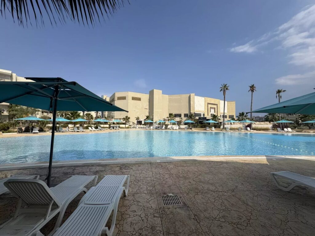 🏡 À Vendre – Appartement Moderne S+1 | Résidence Sécurisée avec Piscine & Lac | Monastir