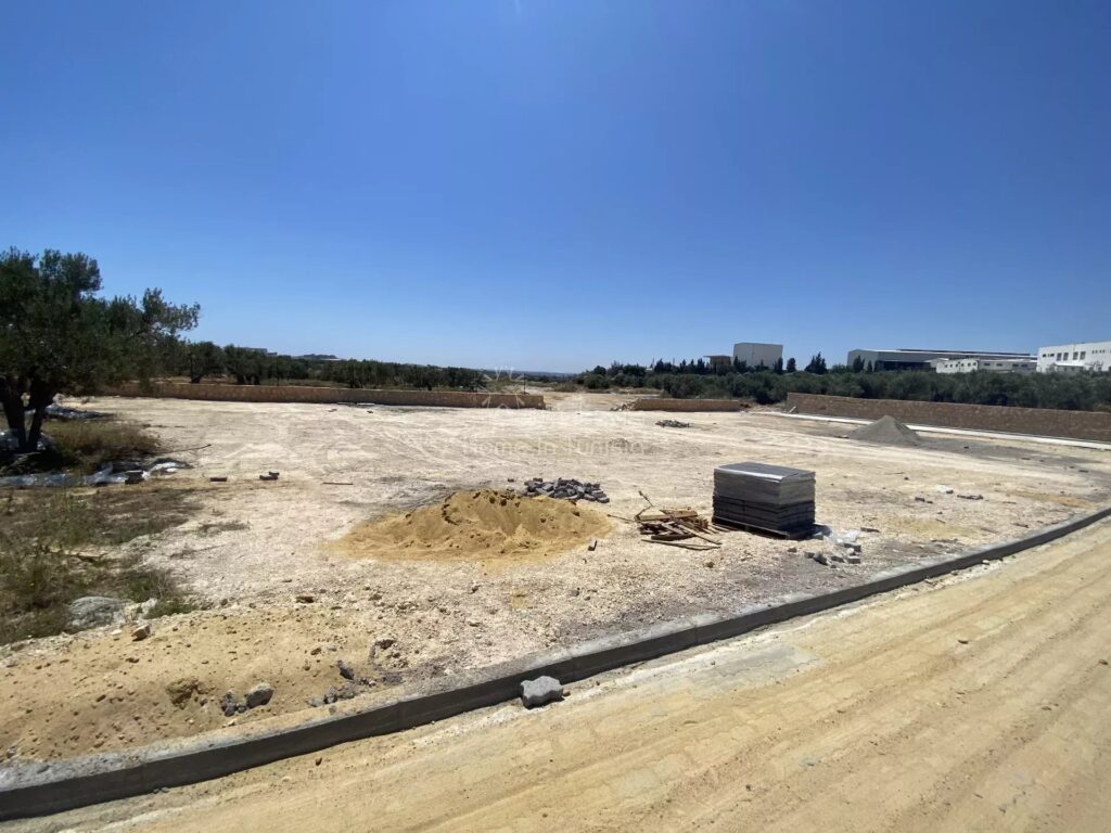 Terrain dans un Compound