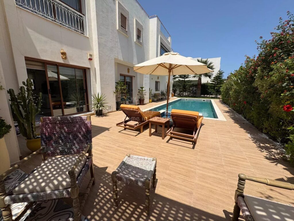 🌴 فيلا فاخرة حديثة في جربة – 8 غرف، مسبح خاص وجنة استوائية | استثمار راقٍ 🌴