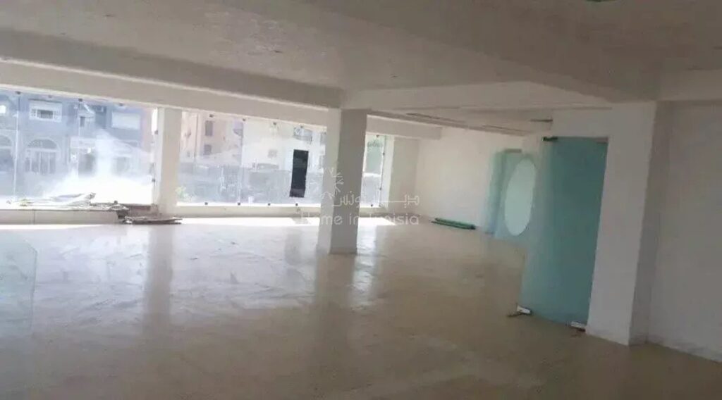 À LOUER – Local Commercial Spacieux et Vitré sur la Route 14 Janvier, Kantaoui