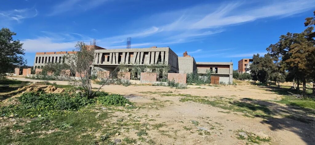 عقار متعدد الاستخدامات للبيع في أكودة – مثالي للمشاريع التعليمية أو الاستثمارية