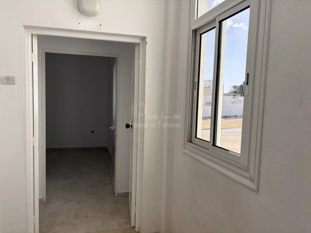 مكتب للإيجار – الطابق الأول، وسط قلعة الكبير، سوسة